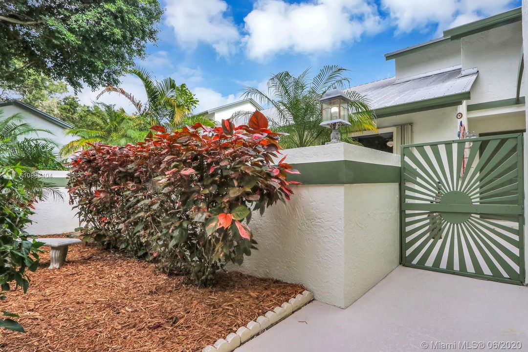 最近售出: $305,000 (3 贝兹, 2 浴室, 1990 平方英尺)