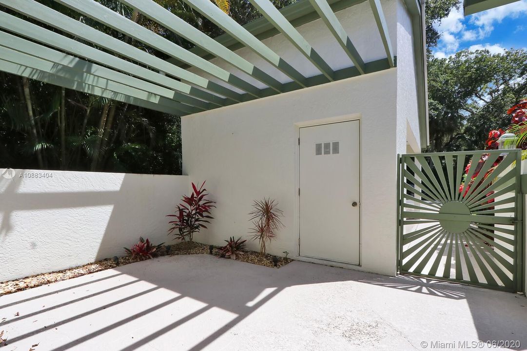 最近售出: $305,000 (3 贝兹, 2 浴室, 1990 平方英尺)