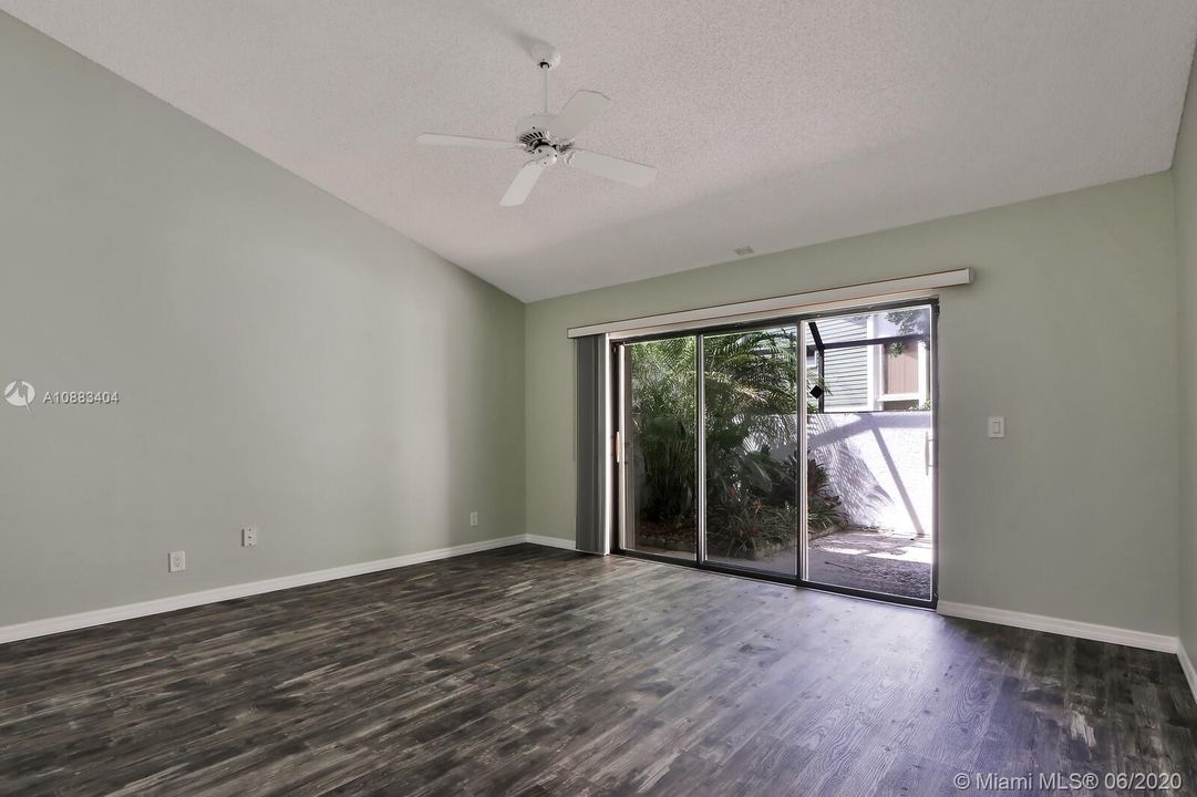 最近售出: $305,000 (3 贝兹, 2 浴室, 1990 平方英尺)