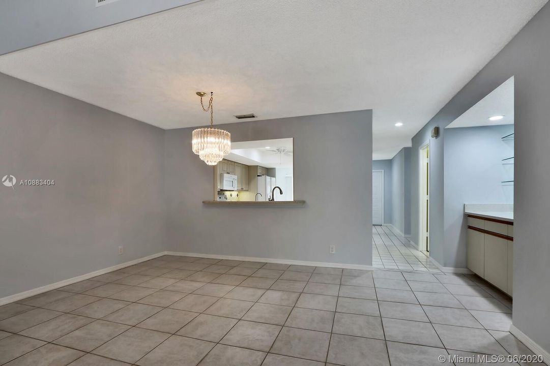 最近售出: $305,000 (3 贝兹, 2 浴室, 1990 平方英尺)