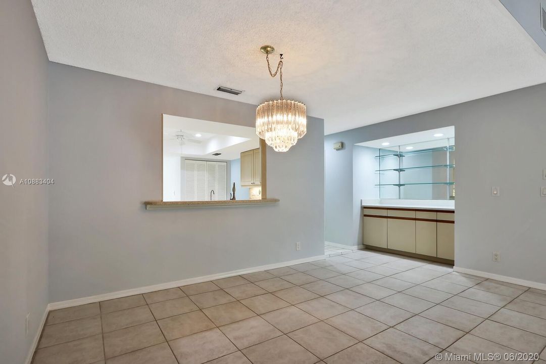 最近售出: $305,000 (3 贝兹, 2 浴室, 1990 平方英尺)