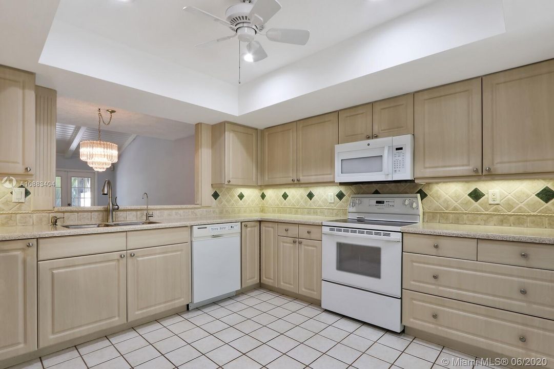 最近售出: $305,000 (3 贝兹, 2 浴室, 1990 平方英尺)