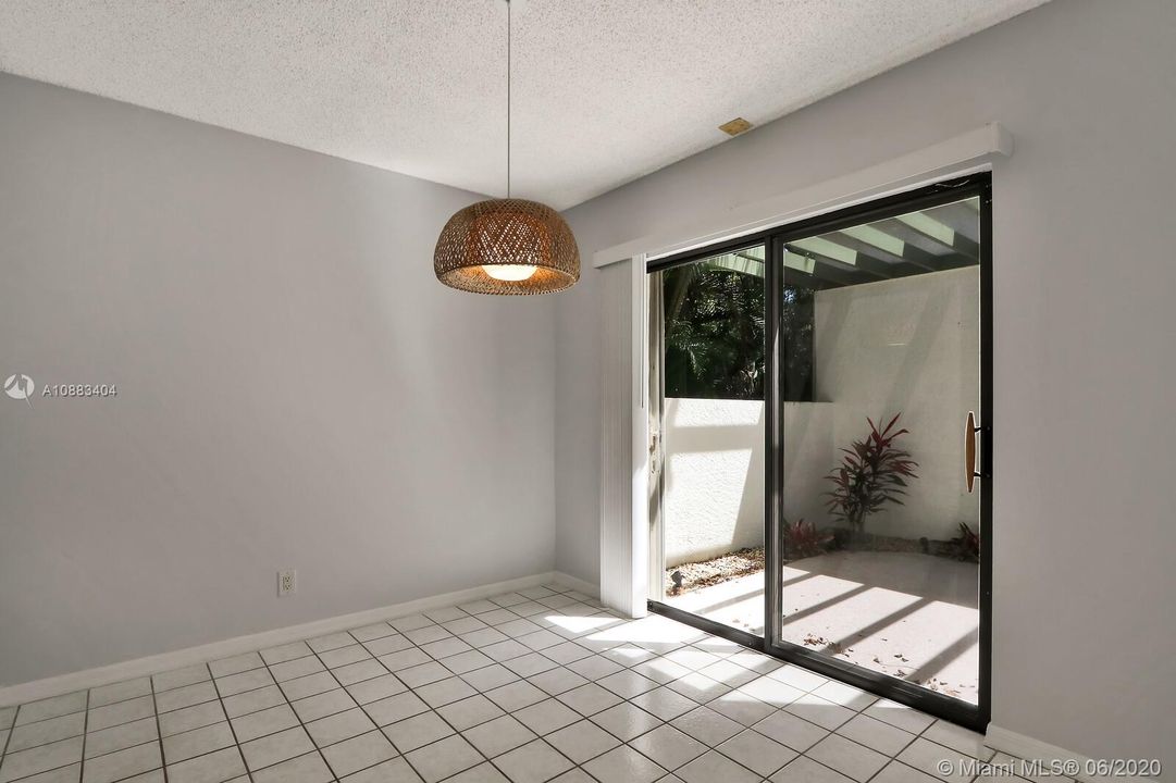 最近售出: $305,000 (3 贝兹, 2 浴室, 1990 平方英尺)