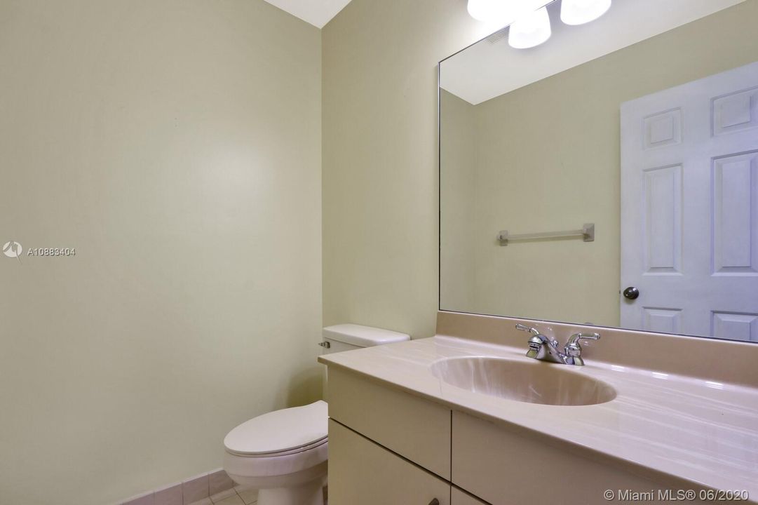 最近售出: $305,000 (3 贝兹, 2 浴室, 1990 平方英尺)