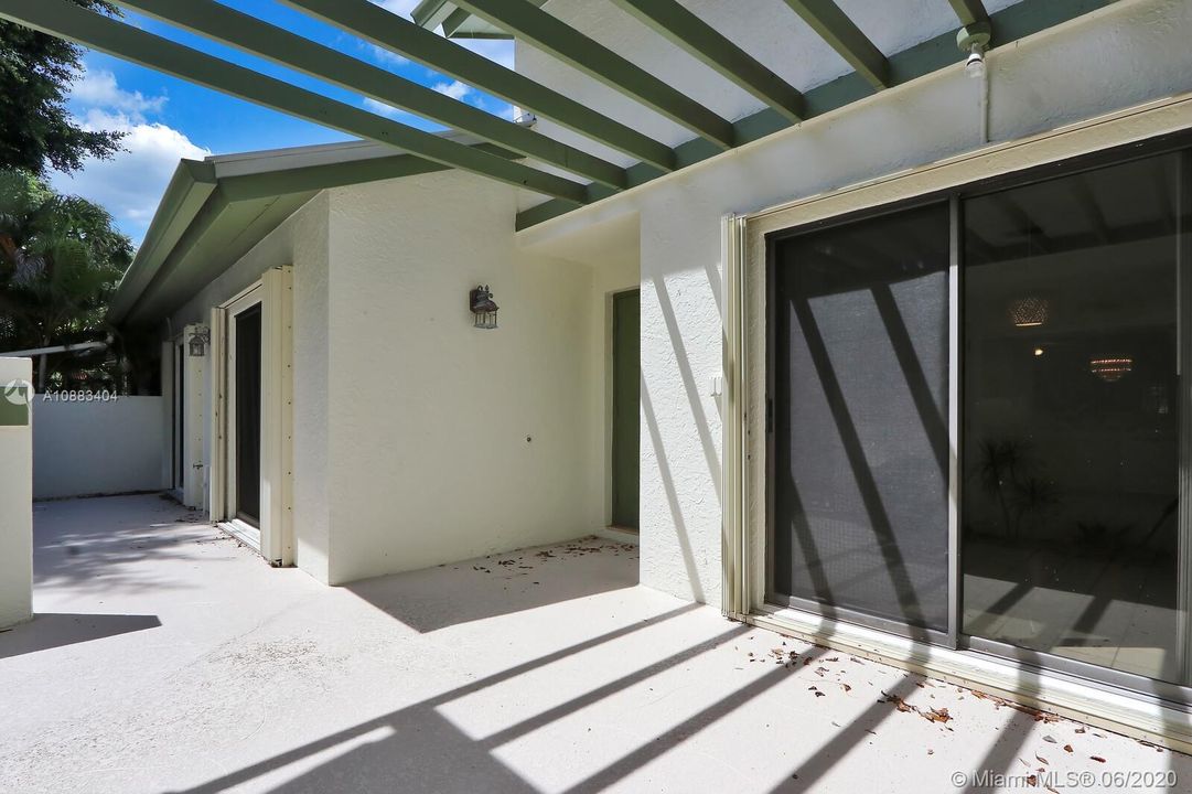 最近售出: $305,000 (3 贝兹, 2 浴室, 1990 平方英尺)