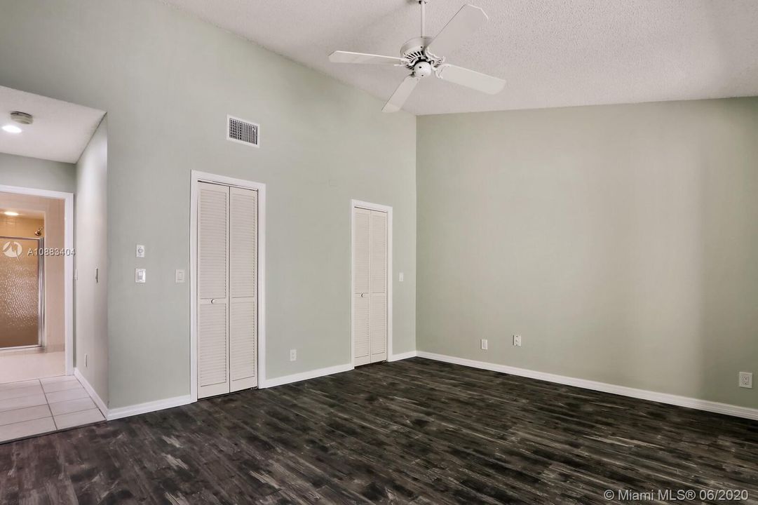 最近售出: $305,000 (3 贝兹, 2 浴室, 1990 平方英尺)