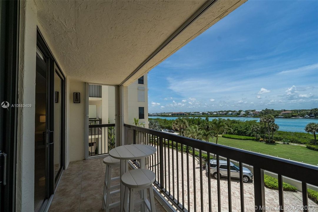 Recently Sold: $995,000 (2 beds, 2 baths, 2010 Square Feet)