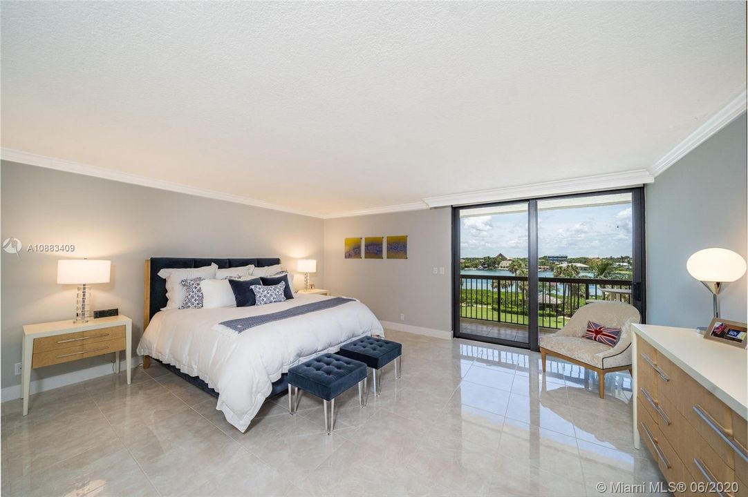 Recently Sold: $995,000 (2 beds, 2 baths, 2010 Square Feet)