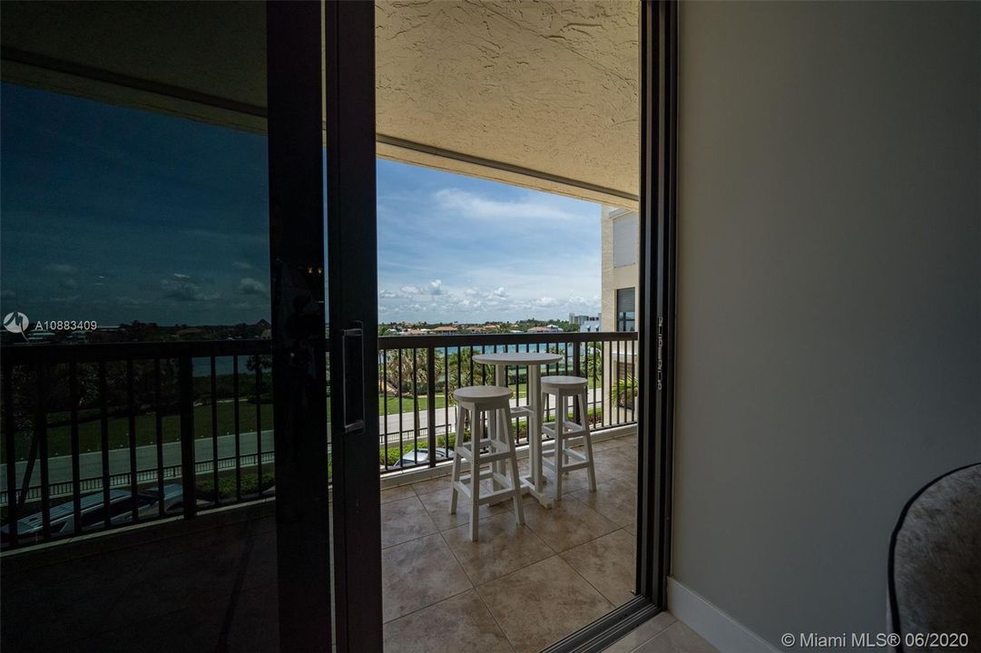 Recently Sold: $995,000 (2 beds, 2 baths, 2010 Square Feet)