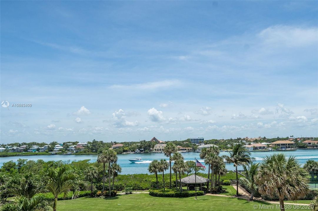 Recently Sold: $995,000 (2 beds, 2 baths, 2010 Square Feet)