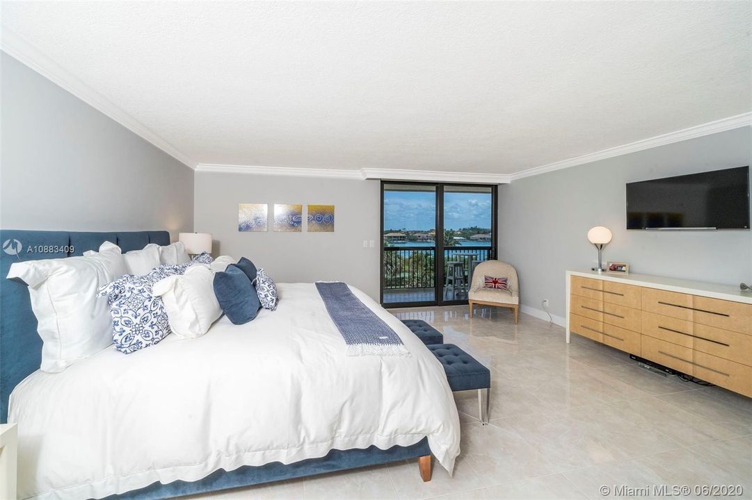 Recently Sold: $995,000 (2 beds, 2 baths, 2010 Square Feet)
