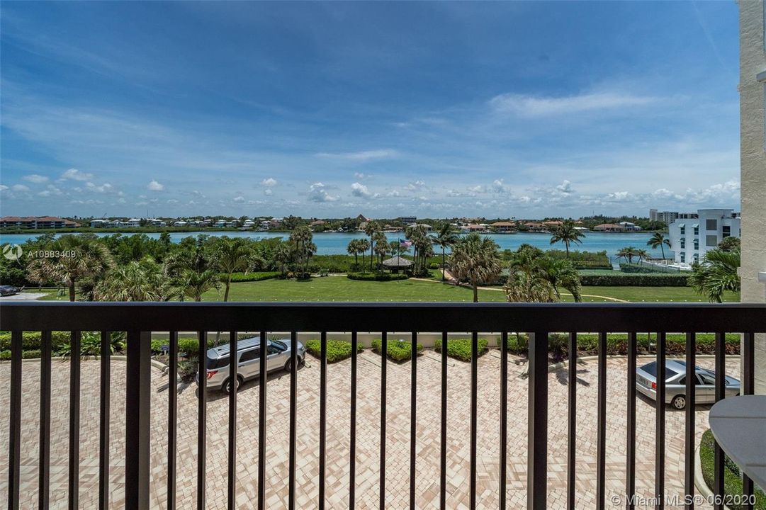 Recently Sold: $995,000 (2 beds, 2 baths, 2010 Square Feet)