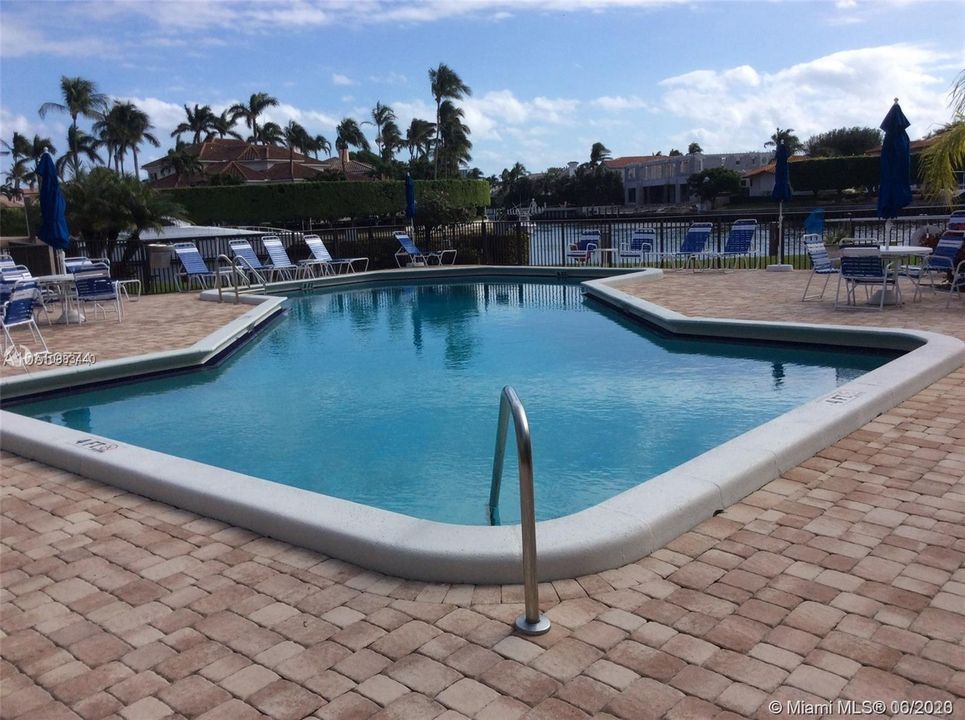 Recently Sold: $365,000 (2 beds, 2 baths, 1002 Square Feet)