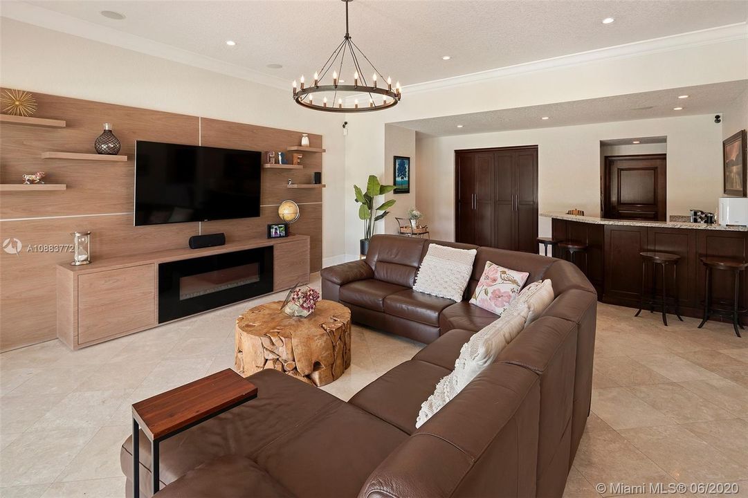 Vendido Recientemente: $1,749,000 (6 camas, 6 baños, 4790 Pies cuadrados)