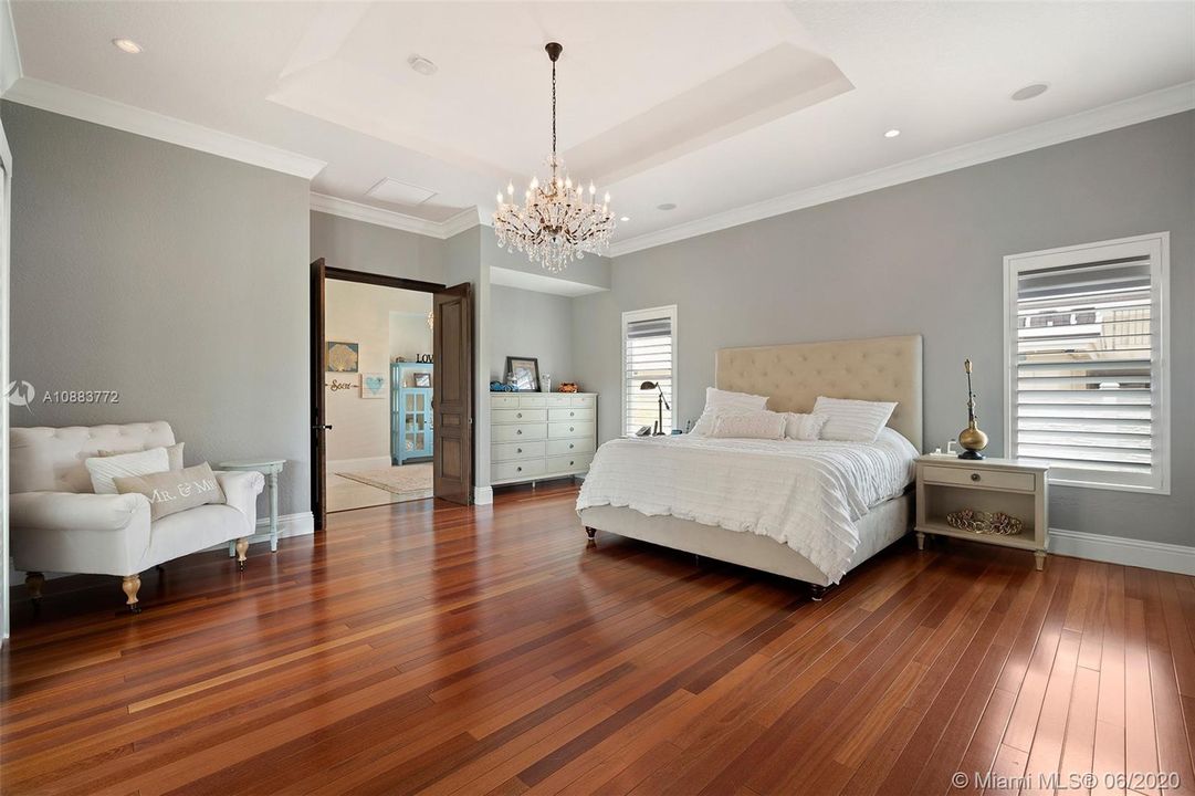 Vendido Recientemente: $1,749,000 (6 camas, 6 baños, 4790 Pies cuadrados)