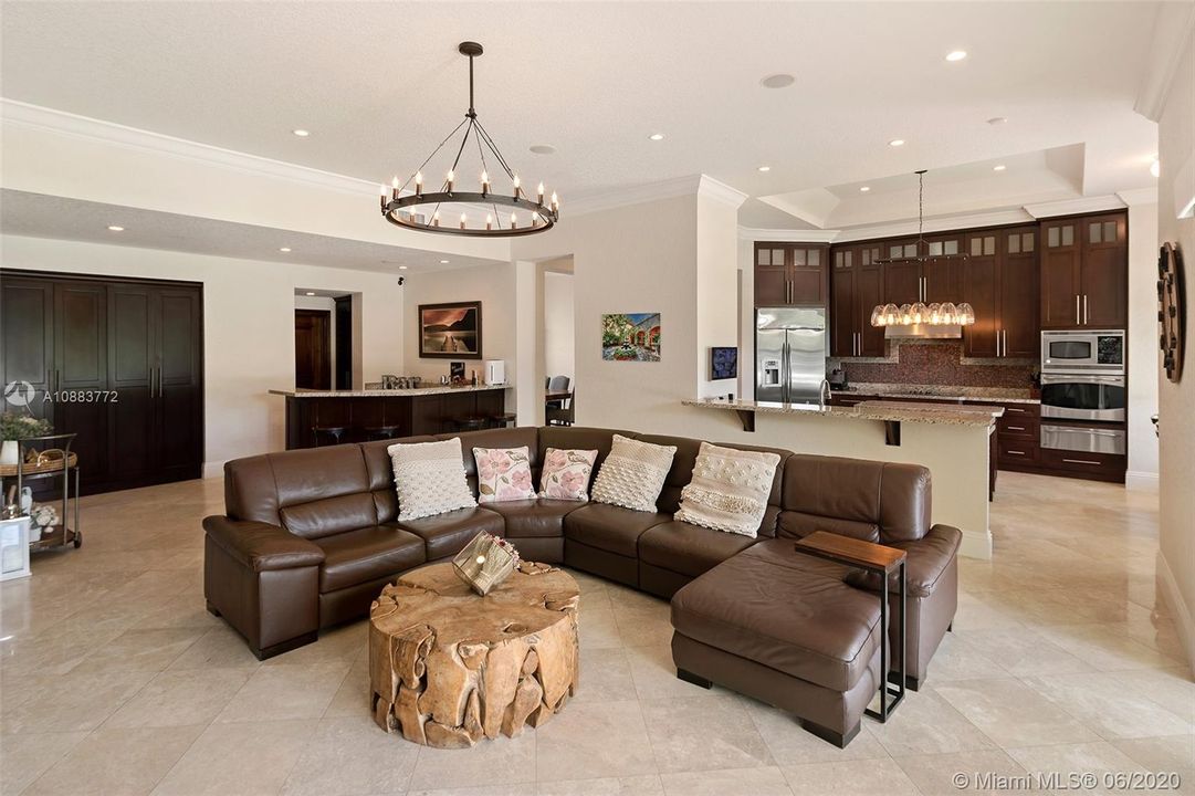 Vendido Recientemente: $1,749,000 (6 camas, 6 baños, 4790 Pies cuadrados)