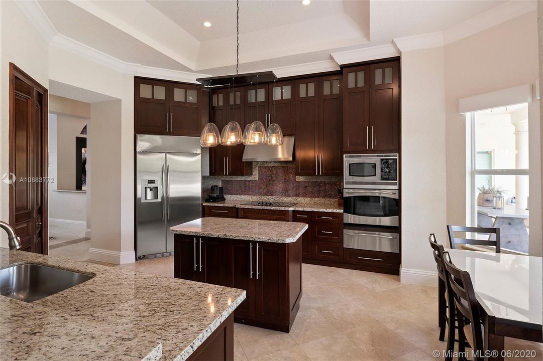 Vendido Recientemente: $1,749,000 (6 camas, 6 baños, 4790 Pies cuadrados)