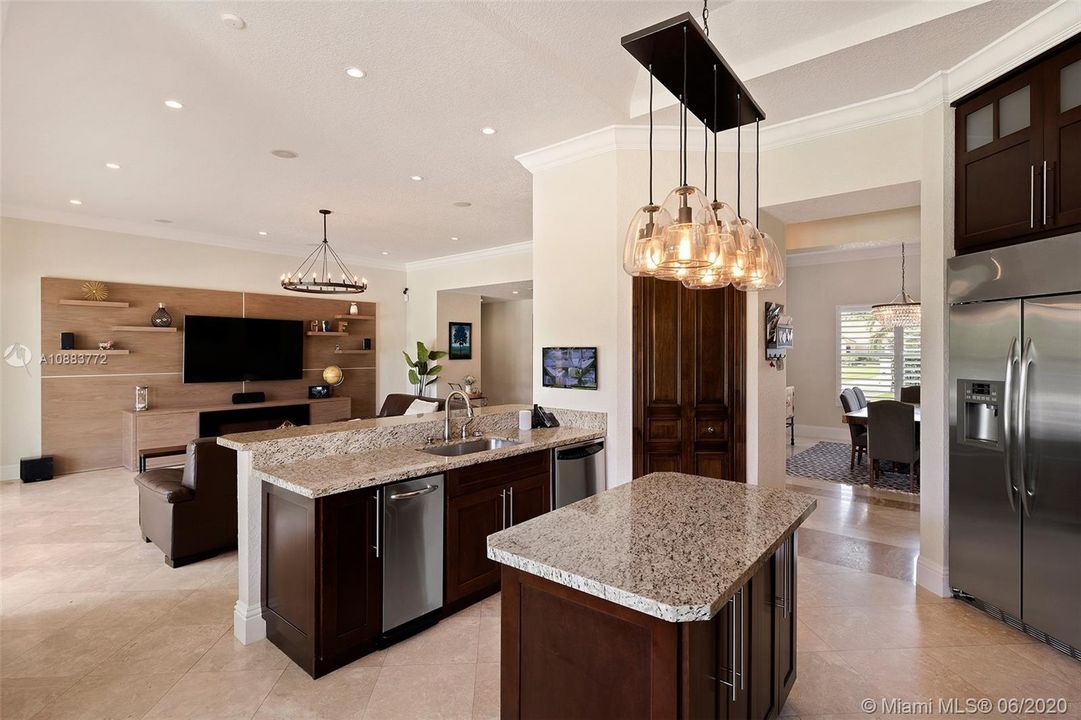Vendido Recientemente: $1,749,000 (6 camas, 6 baños, 4790 Pies cuadrados)