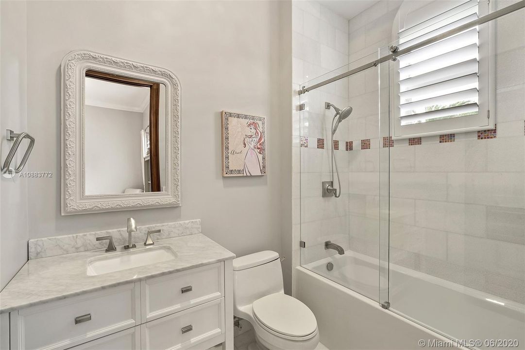 Vendido Recientemente: $1,749,000 (6 camas, 6 baños, 4790 Pies cuadrados)