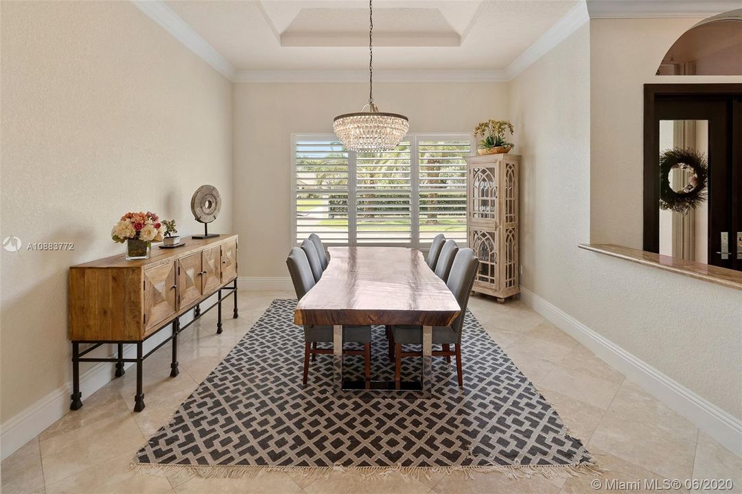 Vendido Recientemente: $1,749,000 (6 camas, 6 baños, 4790 Pies cuadrados)