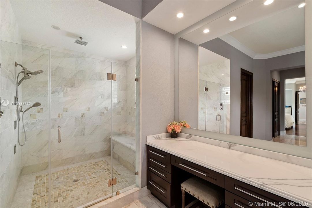 Vendido Recientemente: $1,749,000 (6 camas, 6 baños, 4790 Pies cuadrados)