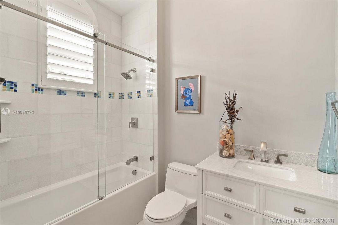 Vendido Recientemente: $1,749,000 (6 camas, 6 baños, 4790 Pies cuadrados)
