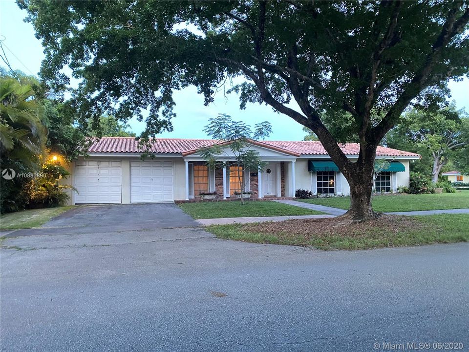 Vendido Recientemente: $750,000 (5 camas, 3 baños, 1937 Pies cuadrados)