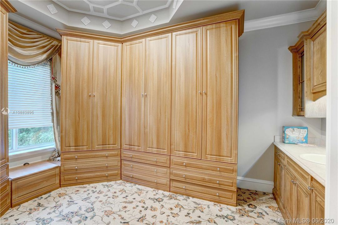 Недавно продано: $3,595,000 (5 спален, 5 ванн, 7476 Квадратных фут)