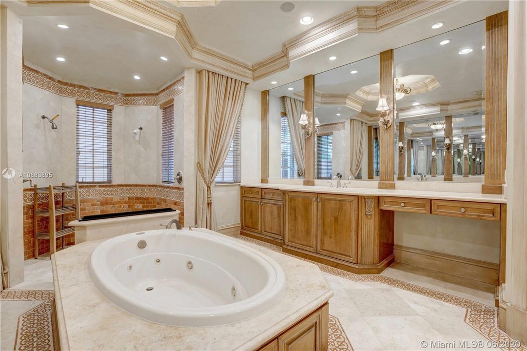 Недавно продано: $3,595,000 (5 спален, 5 ванн, 7476 Квадратных фут)