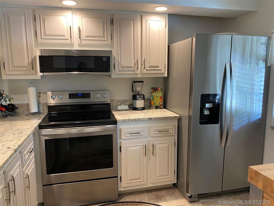 UPDATED KITCHEN - BRAND NEW STAINLESS STEEL APPLIANCES