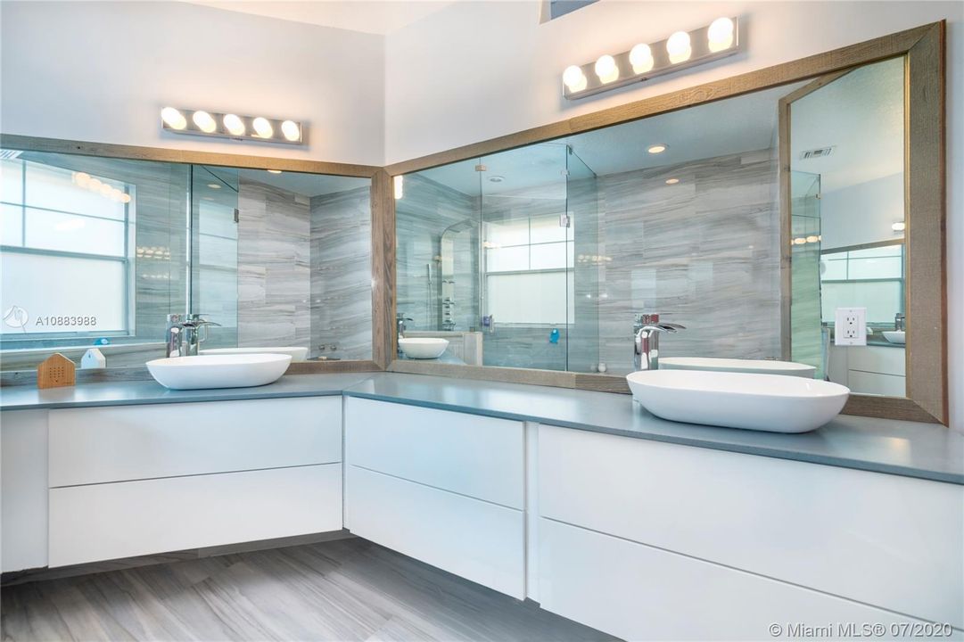 Недавно продано: $649,000 (3 спален, 3 ванн, 2921 Квадратных фут)