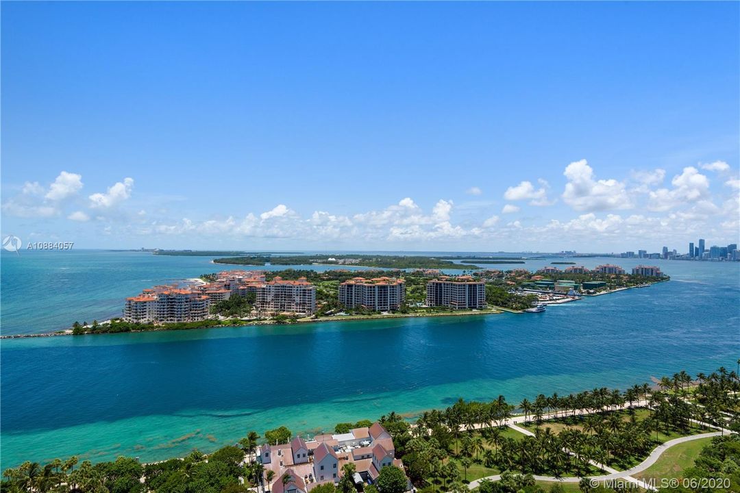 Recently Sold: $2,495,000 (2 beds, 2 baths, 1591 Square Feet)