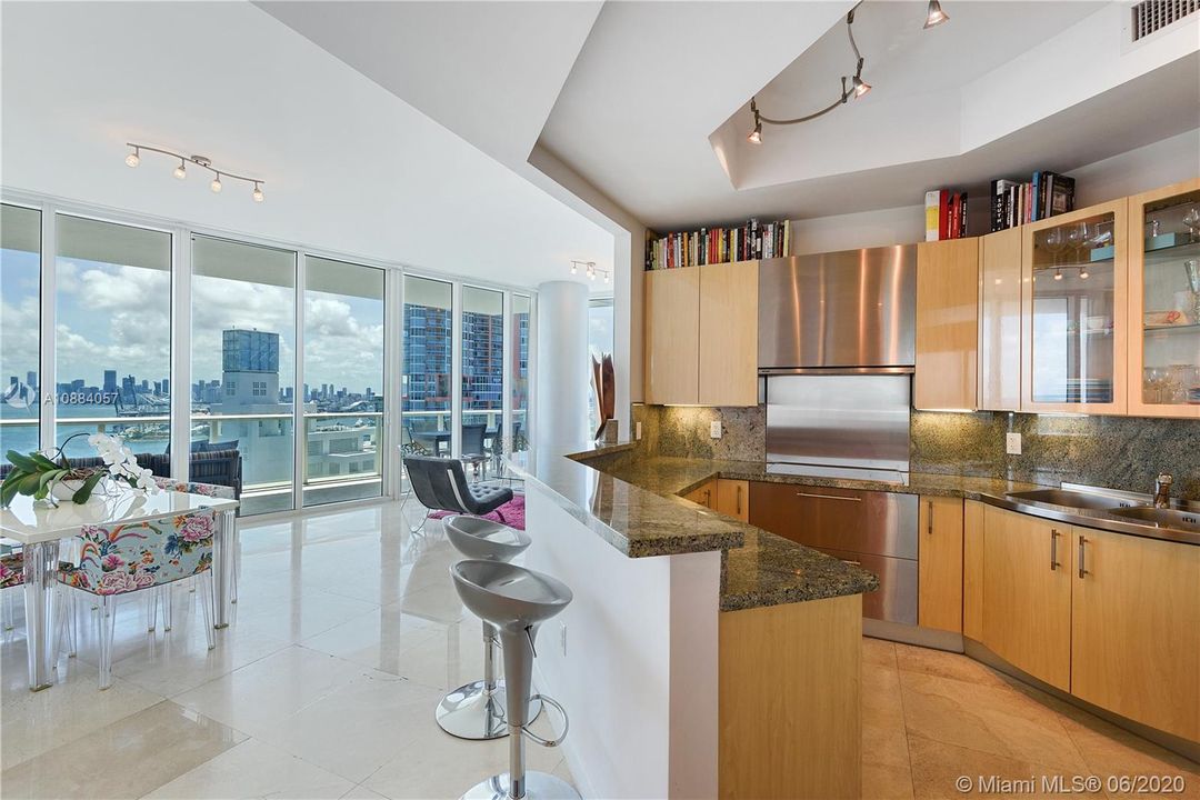 Recently Sold: $2,495,000 (2 beds, 2 baths, 1591 Square Feet)