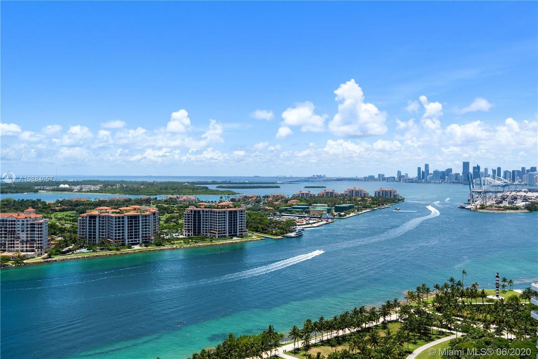 Recently Sold: $2,495,000 (2 beds, 2 baths, 1591 Square Feet)