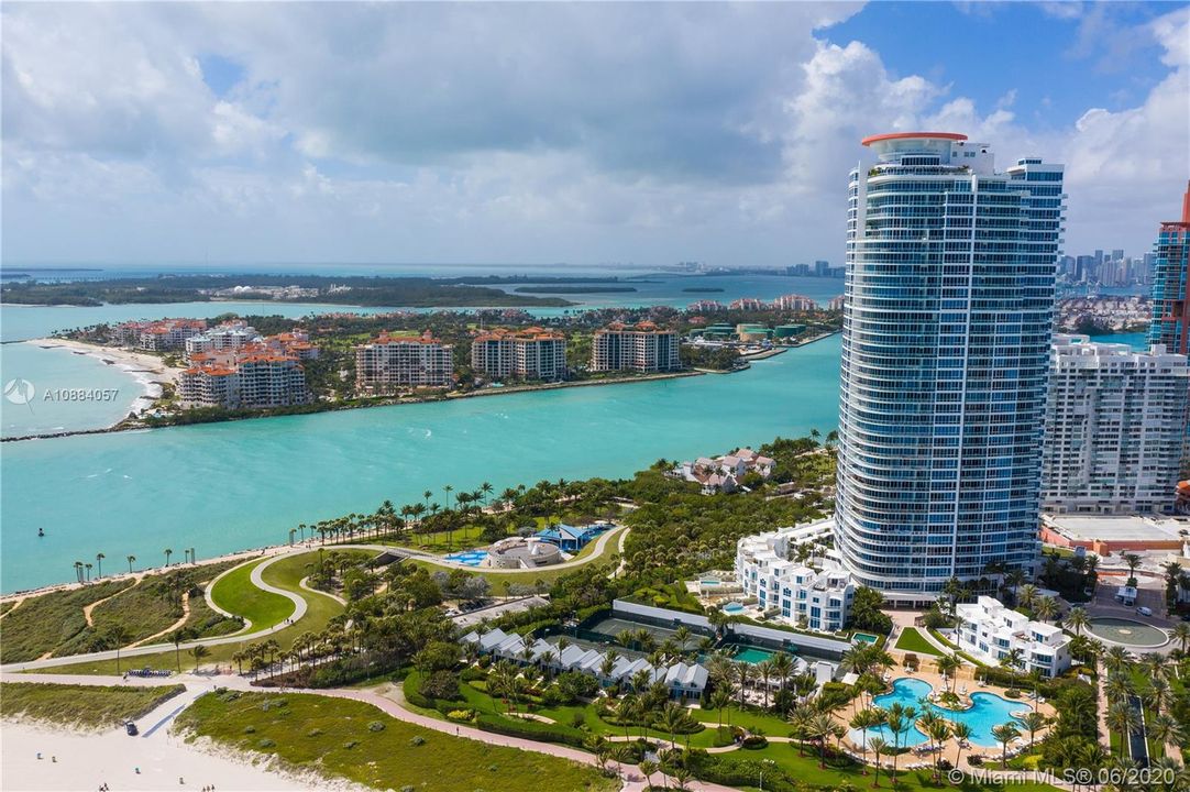 Recently Sold: $2,495,000 (2 beds, 2 baths, 1591 Square Feet)