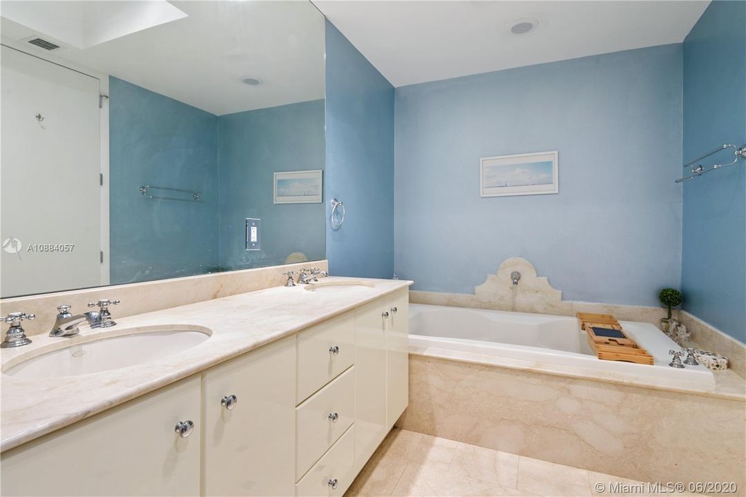 Recently Sold: $2,495,000 (2 beds, 2 baths, 1591 Square Feet)