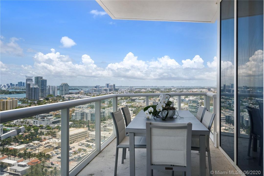 Recently Sold: $2,495,000 (2 beds, 2 baths, 1591 Square Feet)