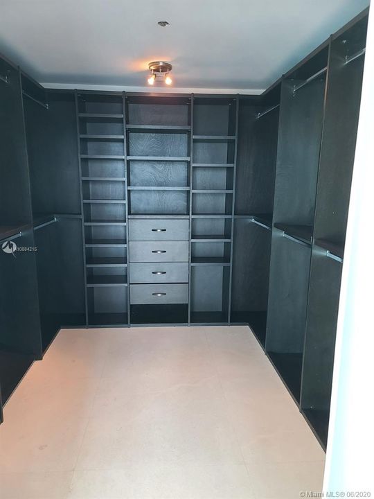 Recientemente alquilado: $4,950 (3 camas, 3 baños, 2663 Pies cuadrados)