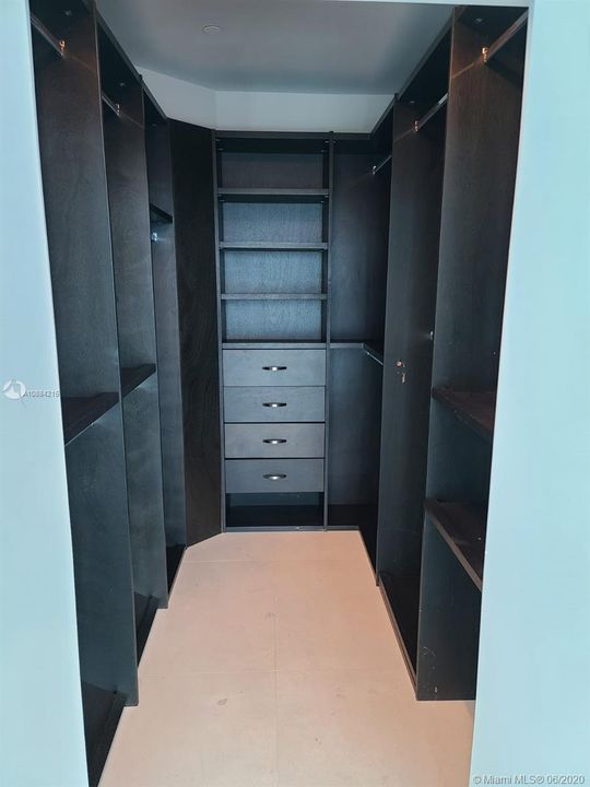 Recientemente alquilado: $4,950 (3 camas, 3 baños, 2663 Pies cuadrados)