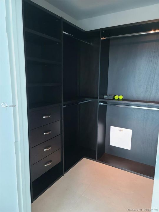 Recientemente alquilado: $4,950 (3 camas, 3 baños, 2663 Pies cuadrados)