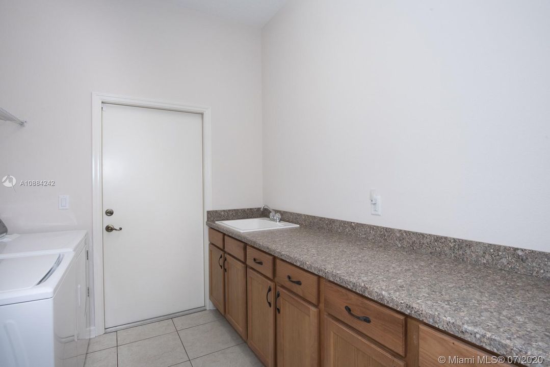 Vendido Recientemente: $274,900 (4 camas, 2 baños, 2469 Pies cuadrados)
