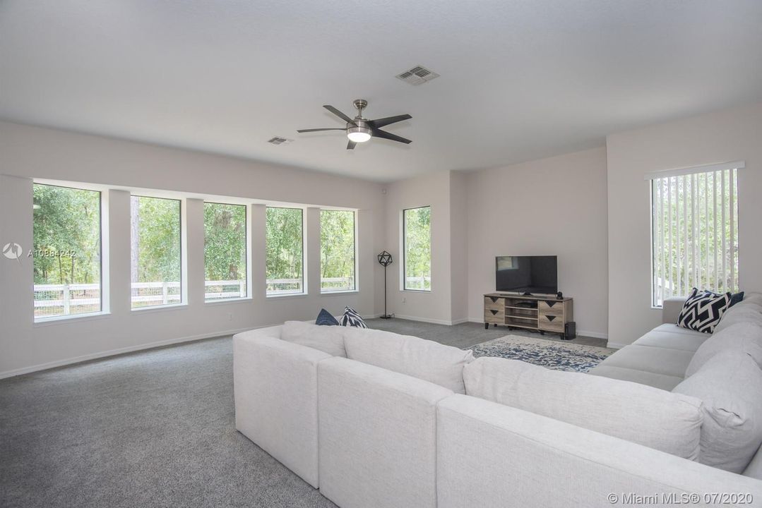 Vendido Recientemente: $274,900 (4 camas, 2 baños, 2469 Pies cuadrados)