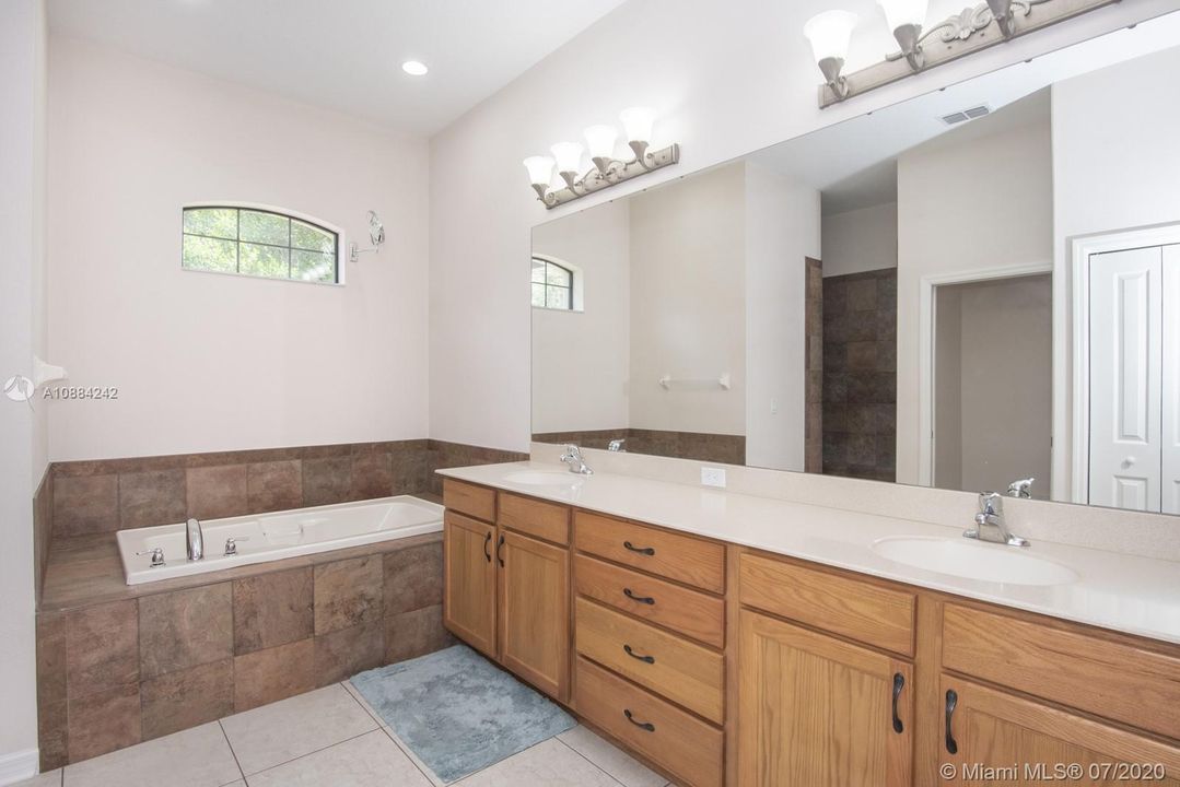 Vendido Recientemente: $274,900 (4 camas, 2 baños, 2469 Pies cuadrados)