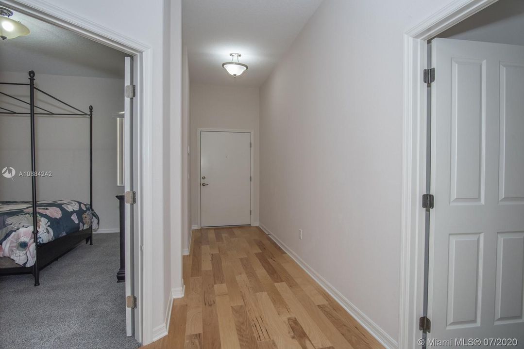 Vendido Recientemente: $274,900 (4 camas, 2 baños, 2469 Pies cuadrados)