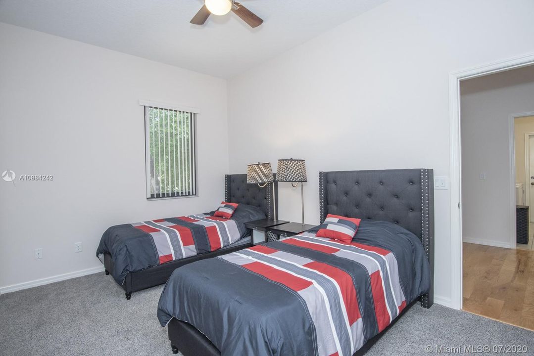 Vendido Recientemente: $274,900 (4 camas, 2 baños, 2469 Pies cuadrados)