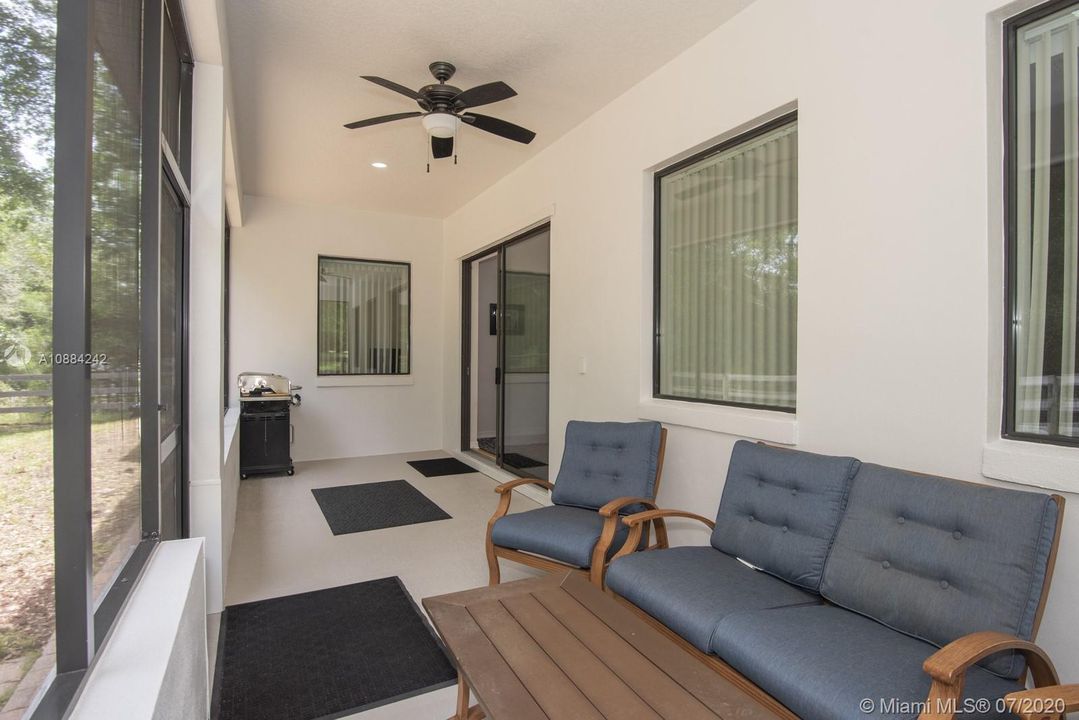 Vendido Recientemente: $274,900 (4 camas, 2 baños, 2469 Pies cuadrados)