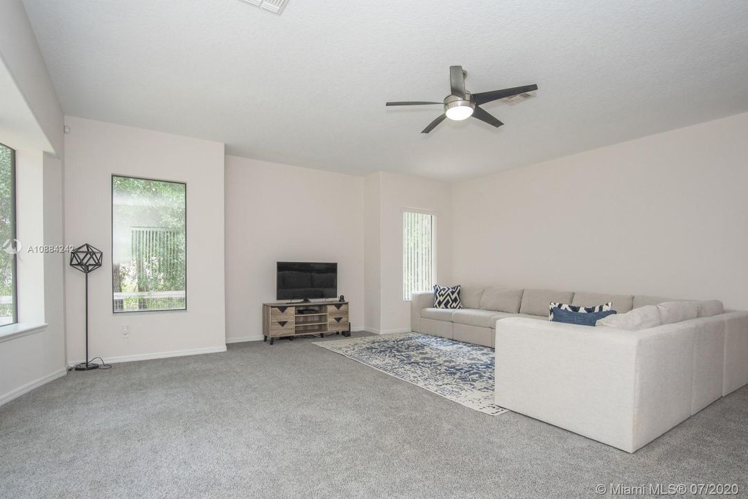 Vendido Recientemente: $274,900 (4 camas, 2 baños, 2469 Pies cuadrados)