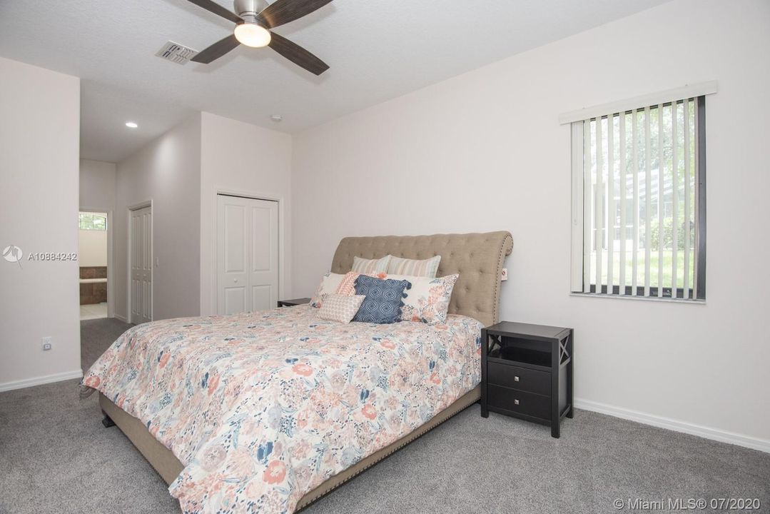 Vendido Recientemente: $274,900 (4 camas, 2 baños, 2469 Pies cuadrados)