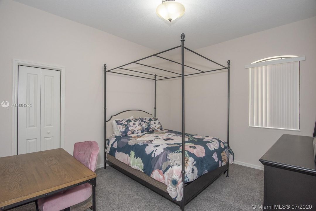 Vendido Recientemente: $274,900 (4 camas, 2 baños, 2469 Pies cuadrados)