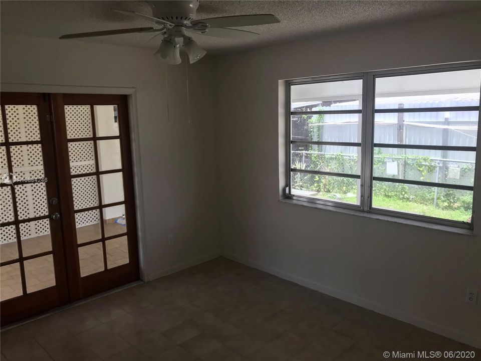 Recently Rented: $1,800 (4 beds, 1 baths, 3708 Square Feet)